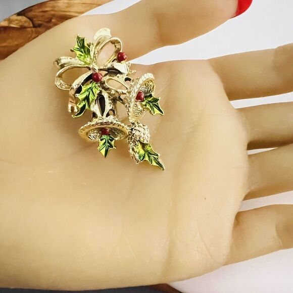 Vintage Gerry’s Holly Berry Bells Bow Pin Brooch Red Green Enamel Gold Tone 1257 - Picture 2 of 9